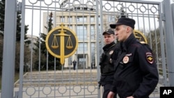 FILE - Police guard the Moscow City Court entrance in Moscow, April 17, 2023. Russian prosecutors have asked for a seven-year sentence for U.S. citizen Stephen Hubbard, who is accused of fighting as a mercenary in Ukraine against Russia, according to Russian news agencies.