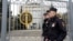 Petugas polisi menjaga pintu masuk Pengadilan Kota Moskow, di Moskow, Rusia, Senin, 17 April 2023. (Foto: AP)