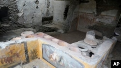 Artefak "thermopolium" diduga untuk melayani pesanan hidangan cepat saji, yang ditemukan di kota Pompeii, Italia selatan (foto: dok).