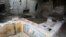 Artefak "thermopolium" diduga untuk melayani pesanan hidangan cepat saji, yang ditemukan di kota Pompeii, Italia selatan (foto: dok).