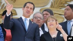 Pemimpin oposisi Venezuela Juan Guaido (kiri) bersama Komisaris Tinggi PBB untuk HAM Michelle Bachelet di Caracas, hari Jumat (21/6).