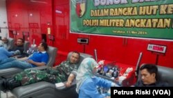 Masyarakat sipil dan TNI sedang mendonorkan darahnya untuk membantu sesama yang membutuhkan termasuk untuk korban ledakan bom di Surabaya, 15 Mei 2018. (Foto: VOA/Petrus Riski)