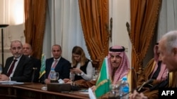 Ministro dos Negócios Estrangeiros da Jordânia, e ministro saudita dos Negócios Estrangeiros participam numa reunião com ministros do Egito, Qatar e Emirados Árabes Unidos, para discutir a proposta do Presidente dos EUA de o Egito e a Jordânia acolherem a Palestina