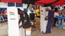 Les électeurs ghanéens préparent leurs bulletins de vote lors de l'élection présidentielle de 2020.