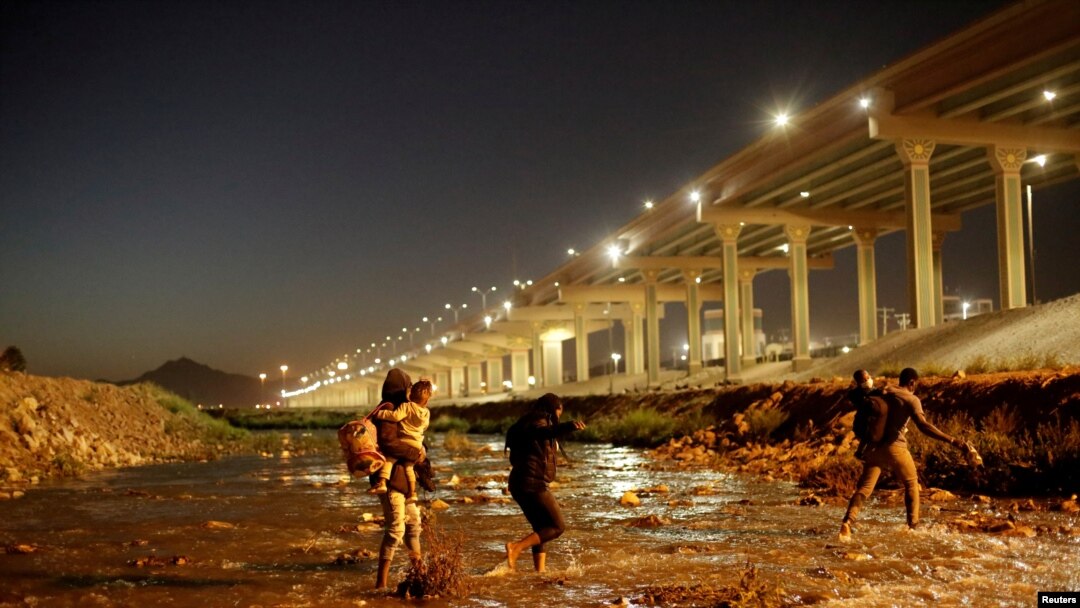 Inmigrantes continúan cruzando hacia Estados Unidos. Muchos de ellos lo hacen a través del río Bravo, donde suelen entregarse a los agentes de la Patrulla Fronteriza para solicitar asilo. [Fotografías de Reuters, entre 19 y 21 de marzo de 2021]