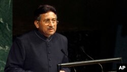 ARCHIVO: El presidente de Pakistán, general Pervez Musharraf, se dirige a la Asamblea General de Naciones Unidas el 10 de noviembre de 2001 en la sede de Naciones Unidas en Nueva York.