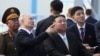 블라디미르 푸틴(가운데 왼쪽) 러시아 대통령이 13일 김정은(가운데 오른쪽) 북한 국무위원장과 러시아 아무르주 보스토치니 우주기지를 둘러보며 손을 들어 설명하고 있다.