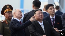 Presiden Rusia Vladimir Putin dan pemimpin Korea Utara Kim Jong Un memeriksa landasan peluncuran di kosmodrom Vostochny di luar kota Tsiolkovsky, Rusia, 13 September 2023. (Foto: via AP)