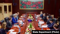Джон Керри обращается к министру иностранных дел Китая Ван И. Вьентьян, Лаос, 25 июля 2016. 