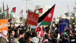 Des Jordaniens criant des slogans antigouvernementaux à Amman