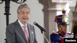El presidente de Ecuador, Guillermo Lasso, se dirige a la audiencia durante una conferencia de prensa, en Quito, el 25 de agosto de 2022.