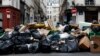 Basura acumulada opaca brillo de París en plena huelga por pensiones