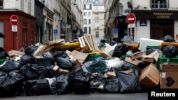 La basura se acumula en París por huelga de basureros y otros sectores el 13 de marzo de 2023.