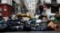 La basura se acumula en París por huelga de basureros y otros sectores el 13 de marzo de 2023.