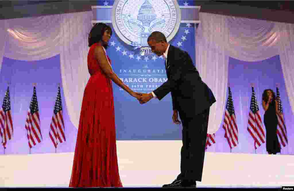 Presiden AS Barack Obama memberi penghormatan pada Ibu Negara Michelle Obama pada pesta dansa inaugurasi di Washington (21/1). (Reuters/Kevin Lamarque)