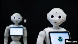 El robot francés Pepper, que detecta si las personas usan máscaras faciales y, en caso contrario, les indica que las usen, se muestra en el desarrollador de robótica francés SoftBank Robotics en París.