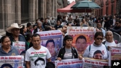 Familiares de los 43 estudiantes de Ayotzinapa que desaparecieron hace 10 años en el estado de Guerrero llegan al Palacio Nacional para reunirse con el presidente mexicano, 