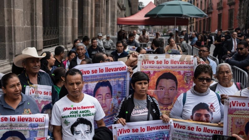 Padres de los 43 estudiantes de Ayotzinapa se despiden del presidente mexicano decepcionados