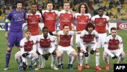 Para pemain Arsenal berpose sebelum laga penyisihan Grup E Liga Eropa UEFA antara Vorskla dan Arsenal di Stadion Olympiyski di Kiev, pada 29 November 2018.
