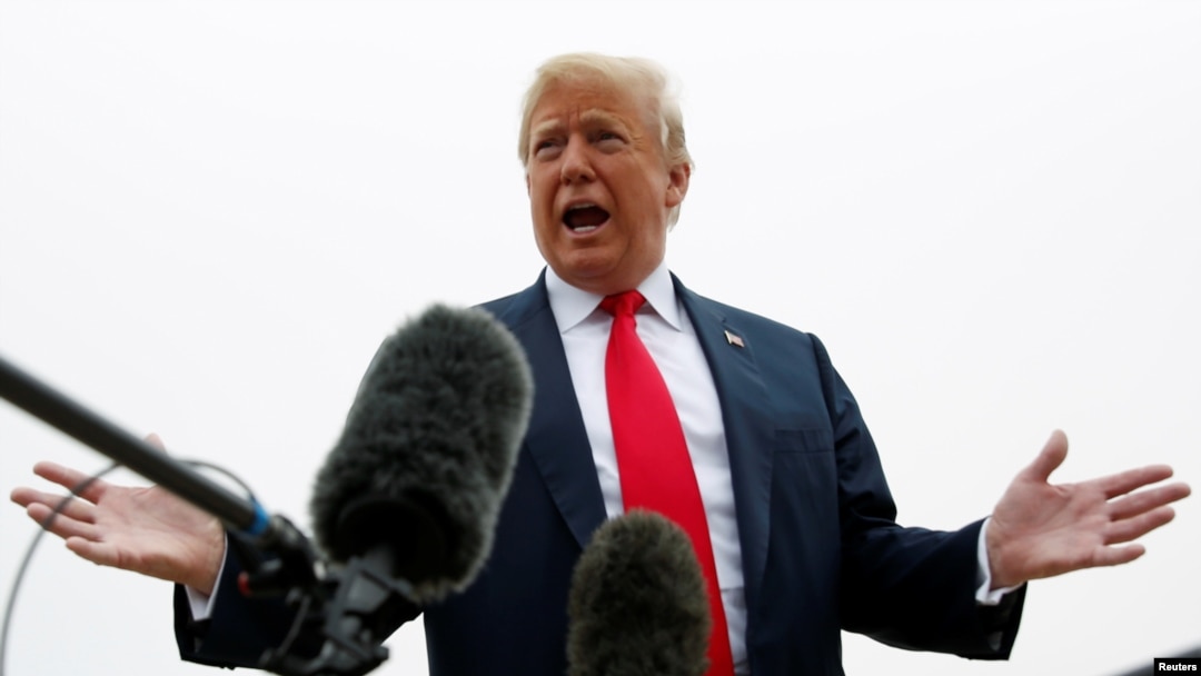 El presidente Donald Trump habla con periodistas en la Base Andrews, en Maryland, antes de viajar a Houston, Texas. Mayo 31 de 2018.