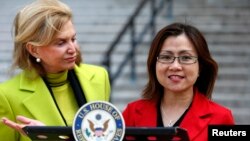 Mantan korban perdagangan manusia asal Indonesia, Shandra Woworuntu (kanan) didampingi anggota Kongres AS, Carolyn Maloney berbicara kepada media di New York (22/3). 