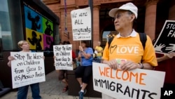 Defensores de las mujeres y sus hijos aseguran que éstos serán sujetas de “abuso terrible” si regresan, por lo que apelarán la decisión del juez.Immigration