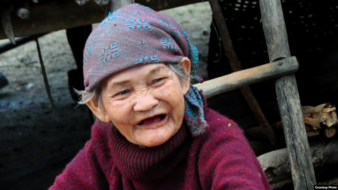 Một cụ già buôn bán ở chợ Đồng Xuân.