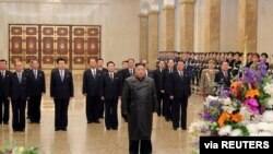 김정은 북한 국무위원장이 김정일 국방위원장의 생일을 맞아 금수산태양궁전을 참배했다며, 지난 16일 관영매체들이 공개한 사진. 김 위원장은 검은색 가죽코트를 입고 있다.