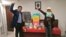 Juara Elyas Tampubolon (kiri) dan Dedeh Thowiyah (kanan) pencetus proyek "Buku Terbang" di AS (dok: Buku Terbang)