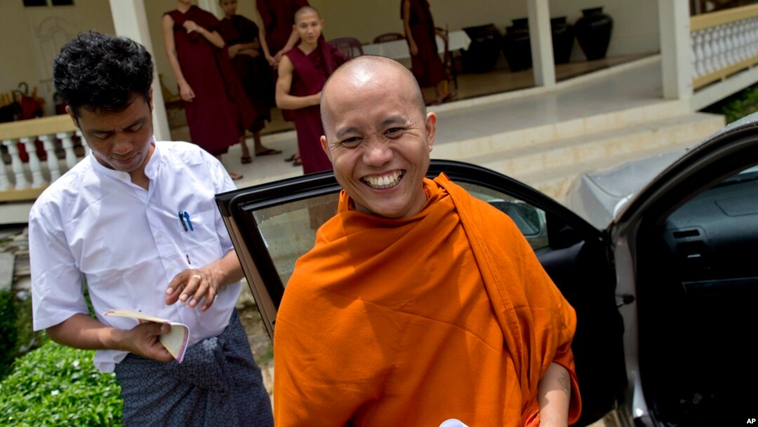 Biksu radikal Burma, Wirathu (kanan) mendesak umat Buddha di Burma untuk memboikot bisnis milik minoritas Muslim (foto: dok). 