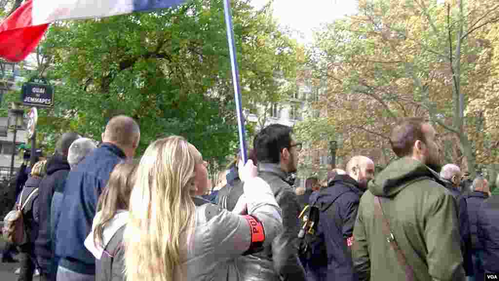 Demonstrasi polisi di bagian utara Paris (26/10). (VOA/L. Bryant)