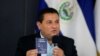 El ministro de Trabajo de El Salvador, Rolando Castro, muestra su pasaporte durante una conferencia de prensa mientras dijo que renuncia a solicitar una visa estadounidense después de ser mencionado en la lista de Engel en San Salvador, El Salvador.