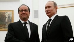 Presiden Perancis Francois Hollande (kiri) bersama Presiden Rusia Vladimir Putin dalam pertemuan di Moskow, Rusia hari Kamis (16/11).