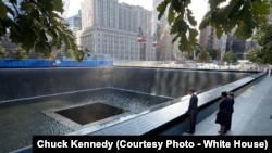 Le président Obama et l'ancien président Bush devant le mémorial des victimes du 11 septembre 2011, à New York, le 11 septembre 2011. 