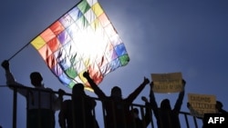 Campesinos e indígenas bolivianos, simpatizantes del expresidente boliviano Evo Morales, participan en una protesta contra un segundo aplazamiento de las elecciones generales debido a la pandemia de COVID-19, en El Alto, Bolivia el 28 de julio de 2020.