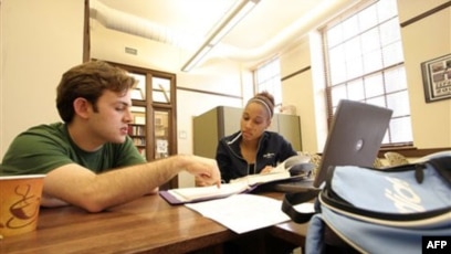 Qiz qozgalish uchun ozini onanizm qildi Hazel Jones porno