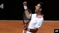 Srpski teniser Novak Đoković slavi nakon pobede u meču protiv Grka Stefanosa Cicipasa, na Otvorenom turniru u Rimu, 15. maja 2021. (AP Photo/Gregorio Borgia)