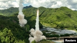 Foto divulgada por China y transmitida por Reuters muestra lanzamientos de misiles desde un punto no revelado de China hacia aguas del este de Taiwán el 4 de agosto de 2022. 