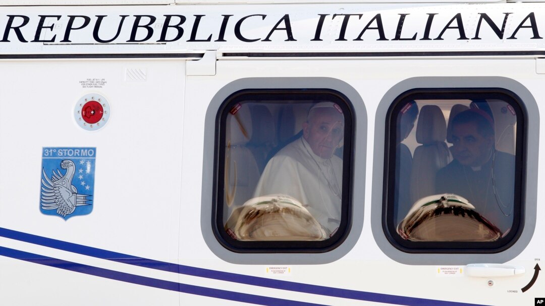 Paus Fransiskus tiba dengan helikopter angkatan udara Italia di bandara internasional Leonardo Da VInci, Roma, untuk meneruskan perjalanannya ke Brazil, Senin (22/7).