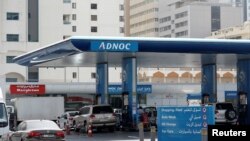 Station-service de l'ADNOC, Abu Dhabi, le 10 juillet 2017