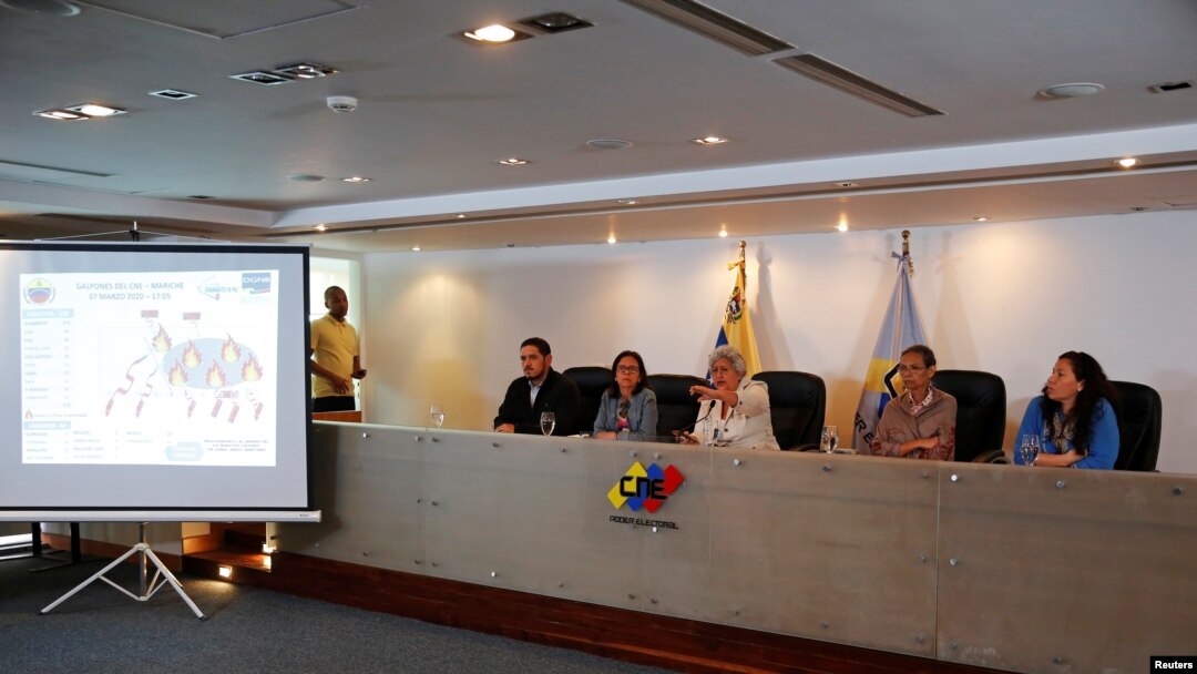 Tibisay Lucena (centro), Presidenta del Consejo Nacional Electoral de Venezuela (CNE) junto a los rectores del Consejo durante una conferencia de prensa en Caracas, Venezuela, el 8 de marzo de 2020.[Archivo]