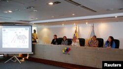 Tibisay Lucena (centro), Presidenta del Consejo Nacional Electoral de Venezuela (CNE) junto a los rectores del Consejo durante una conferencia de prensa en Caracas, Venezuela, el 8 de marzo de 2020.[Archivo]