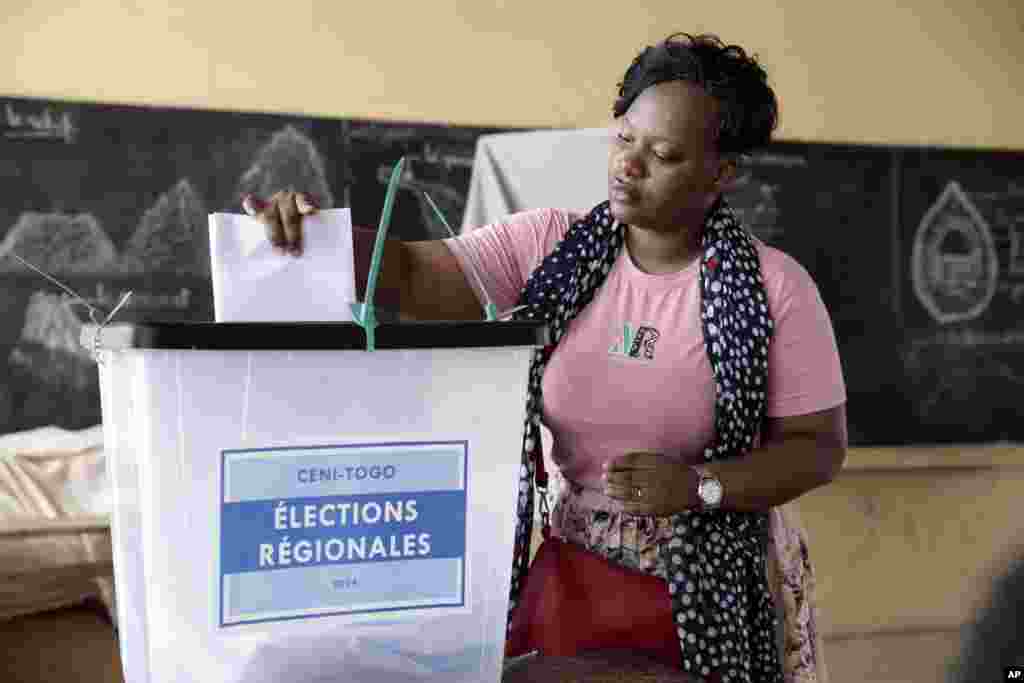 Uma eleitora vota nas eleições regionais do Togo, na capital Lomé, segunda-feira, 29 de abril de 2024.