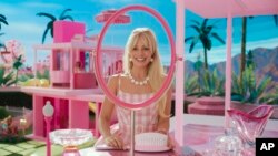 Film Barbie dibintangi aktris Margot. Lebanon memutuskan melarang penayangan film Barbie di bioskop karena beranggapan film tersebut "mendorong homoseksualitas" dan bertentangan dengan nilai-nilai keagamaan. (Warner Bros Pictures via AP)