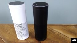 Alexa, el asistente virtual de Amazon, responde a comandos verbales del usuario, para tocar música, leer titulares o añadir un evento a un calendario digital.