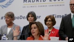 La presidenta de la Cámara de Representantes de EE.UU., Nancy Pelosi, (centro) habla en un conferencia de prensa en la cumbre de cambio climático COP25 en Madrid, España, el lunes, 2 de diciembre de 2019.