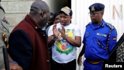 Le gouverneur de Nairobi, Mike Sonko, escorté par des policiers après son arrestation, à l'aéroport Wilson de Nairobi, au Kenya, le 6 décembre 2019.