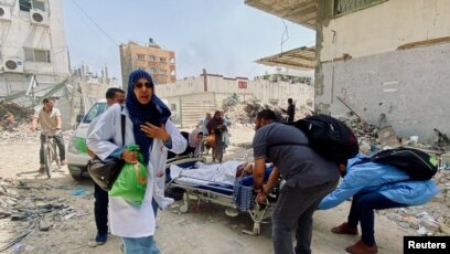 Récupérer les blessés de l'attaque aérienne israélienne