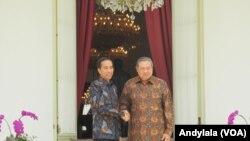 Presiden Jokowi menerima kedatangan mantan Presiden Susilo Bambang Yudhoyono di Istana Merdeka, Jakarta, Kamis 9 Maret 2017 (Foto: VOA/Andylala).