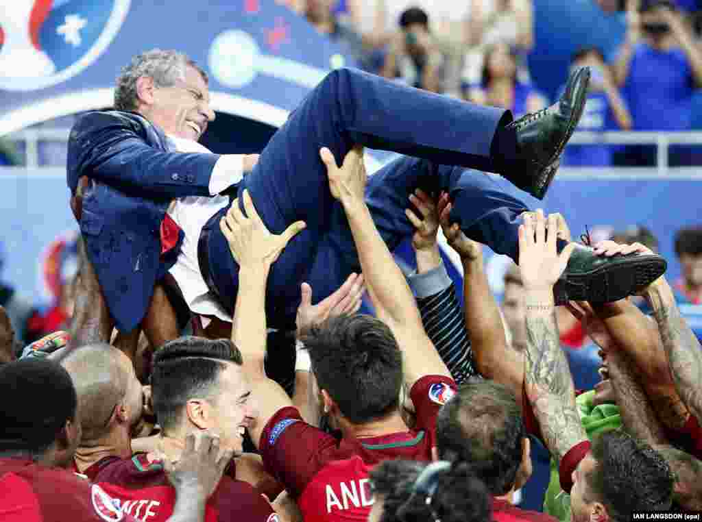 Fernando Santos, treinador português, é elevado ao ar pela sua equipa em celebração da vitória de Portugal frente à França. UEFA EURO 2016